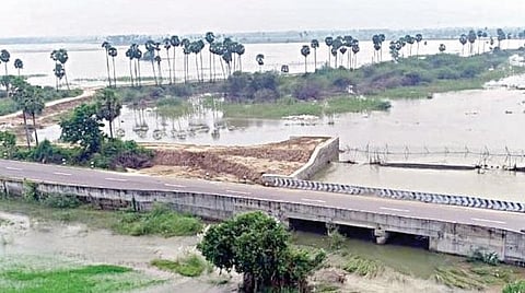 தத்தமஞ்சி ஏரி கலங்கல் புனரமைக்கும் பணி தீவிரமாக நடைபெற்று வருகிறது.