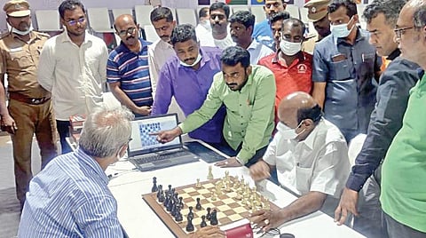 மாமல்லபுரத்தில் செஸ் ஒலிம்பியாட் முன்னேற்பாடுகளை ஆய்வு செய்த அமைச்சர் எ.வ.வே லு, செஸ் காய்களை நகர்த்துதல் குறித்து அதிகாரிகளிடம் கேட்டறிந்தார்.