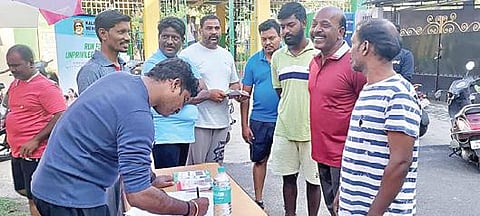 கலைஞர் நினைவு சர்வதேச மாரத்தான் போட்டிக்கான முன்பதிவு  நடைபெற்றுக் கொண்டிருந்தபோது, இப்போட்டியின் ஒருங்கிணைப்பாளரும், மாரத்தான் வீரருமான அமைச்சர் மா.சுப்பிரமணியன் திடீரென வருகை புரிந்து முன்பதிவு பணிகளைப் பார்வையிட்டார்.