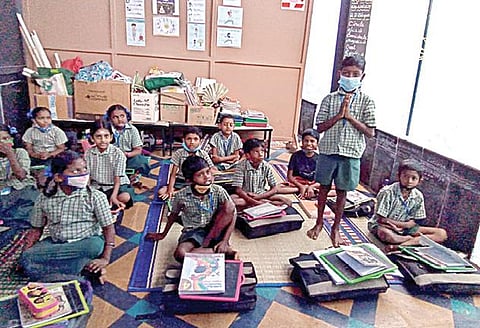 தினமும் வருகைப்பதிவின் போது தங்கள் பெயருடன் தந்தையின் பெயரையும் சேர்த்து சொல்லும்  போடிநாயக்கனூர் பிச்சாண்டி நடுநிலைப்பள்ளி மாணவர்கள்.