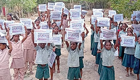 "வெற்றிக்கொடி" பள்ளி நாளிதழை ஆர்வத்தோடு வாசித்து இதழை உயர்த்தி காண்பிக்கும்  ஒரத்தூர் சிதம்பரனார் நடுநிலைப் பள்ளி மாணவ, மாணவிகள்.