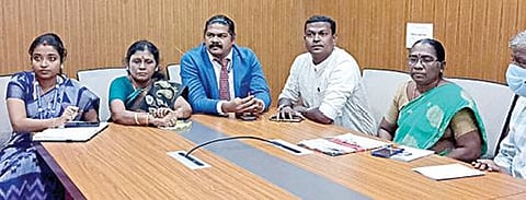 சின்னசேலம் பள்ளி மாணவி உயிரிழப்புத் தொடர்பாக மாவட்ட முதன்மைக் கல்வி அலுவலரிடம் விசாரணை மேற்கொண்ட மாநில குழந்தைகள் பாதுகாப்பு ஆணையக் குழுவினர்.