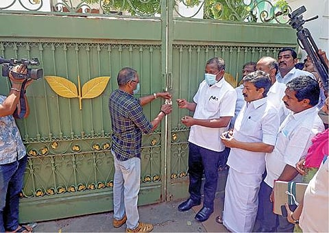 உயர் நீதிமன்ற உத்தரவை தொடர்ந்து அதிமுக தலைமை அலுவலகத்தின் சீல் வருவாய் துறையினரால் நேற்று திறக்கப்பட்டு, முன்னாள் அமைச்சர் சி.வி.சண்முகத்திடம் சாவி ஒப்படைக்கப்பட்டது. படம்: பு.க.பிரவீன்