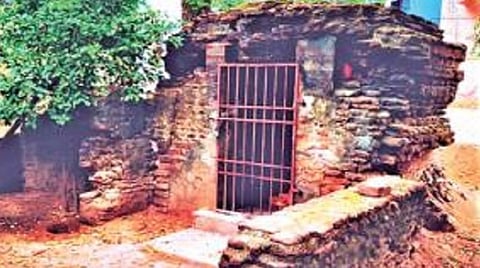 கொங்கராயக்குறிச்சியில் மண்ணுக்குள் பாதி புதைந்துள்ள  நிலையில் உள்ள விநாயகர் கோயில். (அடுத்த படம்) விமானம் மட்டும் வெளியே தெரியும் அம்மன் கோயில்.