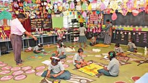 சங்ககிரியை அடுத்த தாசநாயக்கன்பட்டி ஊராட்சி ஒன்றிய தொடக்கப்பள்ளியில், கல்வி விளையாட்டு ஆய்வறையில் மாணவர்களின் கற்றல் ஆர்வத்தை ஆய்வு செய்த சேலம் மாவட்ட ஆசிரியர் கல்வி மற்றும் பயிற்சி நிறுவன முதல்வர் செல்வம்