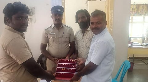 சின்னசேலம் கலவரத்தின்போது கண்டெடுத்த 14 ஜோடி கம்மல்களை போலீஸிடம் ஒப்படைத்த நபர்