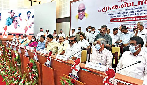 நகராட்சி நிர்வாகத்துறை சார்பில் சேலம், நாமக்கல் உள்பட 4 மாவட்டங்களின் வளர்ச்சித்  திட்டப்பணிகள் குறித்து சேலத்தில் நடந்த ஆய்வுக் கூட்டத்தில் நகராட்சி நிர்வாகத்துறை அமைச்சர் கே.என்.நேரு பேசினார். உடன் உழவர் நலத்துறை அமைச்சர் பன்னீர்செல்வம், கைத்தறி மற்றும் துணி நூல்துறை அமைச்சர் காந்தி உள்ளிட்டோர். 				               படம்: எஸ்.குரு பிரசாத்