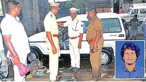 கொலை நடந்த இடத்தில் சோதனையில் ஈடுபட்ட காவல்துறையினர். 
உள்டம்: கொலையுண்ட பன்னீர் செல்வம்.