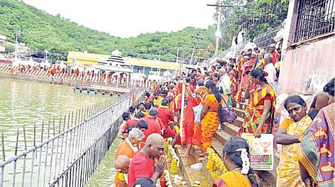 திருத்தணி சுப்பிரமணிய சுவாமி கோயிலில் நேற்று நடைபெற்ற ஆடி பரணி விழாவில், ஆயிரக்கணக்கான பக்தர்கள் சரவணப் பொய்கை திருக்குளத்தில் புனித நீராடி நேர்த்திக் கடன் செலுத்தினர்.