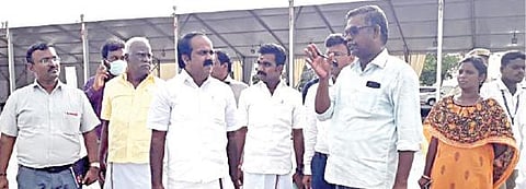மாமல்லபுரத்தில் நடக்கும் சர்வதேச செஸ் போட்டியில் பங்கேற்கும் வீரர்கள் மற்றும் பார்வையாளர்களின் வாகன நிறுத்துமிடத்தை நேற்று பார்வையிட்ட விளையாட்டுத் துறை அமைச்சர் மெய்யநாதன்.