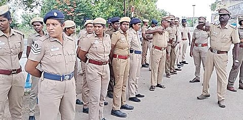 இன்று உடல் அடக்கம் நடைபெற உள்ள நிலையில், மாணவி மதியின் சொந்த ஊரான கடலூர் மாவட்டம் பெரியநெசலூரில் பாதுகாப்புக்காக நிறுத்தப்பட்டுள்ள போலீஸார்.