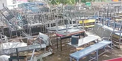 14 ஜோடி கம்மல்கள் போலீஸில் ஒப்படைப்பு