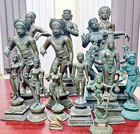 வெளிநாடுகளுக்கு கடத்துவதற்காக தஞ்சாவூரில் பதுக்கி வைக்கப் பட்டிருந்த 14 பழங்கால சிலைகள்.