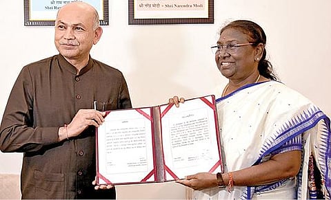 குடியரசுத் தலைவர் தேர்தலில் வெற்றி பெற்ற திரவுபதி முர்முவிடம் டெல்லியில் நேற்று மாநிலங்களவை செயலரும், குடியரசுத் தலைவர் தேர்தல்  அதிகாரியுமான பி.சி.மோடி சான்றிதழை வழங்கினார்.படம்: பிடிஐ
