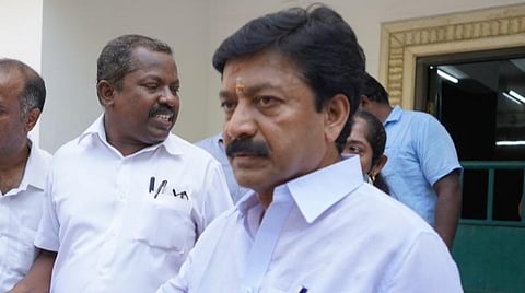 அதிமுக அலுவலகத்தில் கொள்ளை: காவல் நிலையத்தில் சி.வி.சண்முகம் புகார்