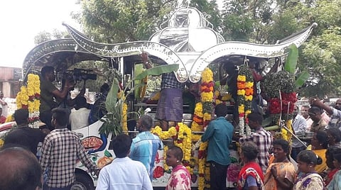 புத்தகம், எழுதுகோலுடன் கள்ளக்குறிச்சி மாணவி உடல் நல்லடக்கம்