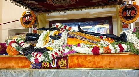 24-ம் நாளில் மஞ்சள் நிறப் பட்டாடையில் பக்தர்களுக்கு சயன கோலத்தில் அருள்பாலித்த அத்தி வரதர்