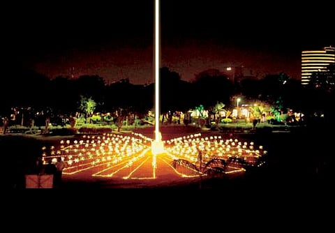 நாட்டின் 75-வது சுதந்திர தின கொண்டாட்டத்தின் ஒரு பகுதியாக டெல்லி கன்னாட் பிளேஸ் பகுதியில் உள்ள மத்திய பூங்காவில் ‘ஸ்கை பீம்’ விளக்கு நிர்மாணிக்கப்பட்டுள்ளது. படம்: பிடிஐ