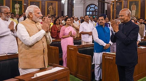 குடியரசுத் தலைவர் ராம்நாத் கோவிந்தின் பதவிக்காலம் இன்றுடன் முடிகிறது. இதை முன்னிட்டு அவருக்கு நாடாளுமன்ற மைய மண்டபத்தில் நேற்று மாலை பிரியாவிடை நிகழ்ச்சி நடந்தது. இதில்  குடியரசு துணைத் தலைவர் வெங்கய்ய நாயுடு, பிரதமர் நரேந்திர மோடி, மக்களவை சபாநாயகர் ஓம் பிர்லா மற்றும் எம்.பி.க்கள்  பலர் கலந்து கொண்டனர். முடிவில் ராம்நாத் கோவிந்த் அனைவருக்கும் நன்றி தெரிவித்தார். அப்போது பிரதமர் மோடி மற்றும் எம்.பி.க்கள் எழுந்து நின்று வணக்கம் தெரிவித்தனர். படம்: பிடிஐ