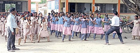 நாகப்பட்டினம் மாவட்டம் திருமருகல் அரசு மேல்நிலைப் பள்ளியில் டேக்வாண்டோ பயிற்சியில் மாணவிகள்.