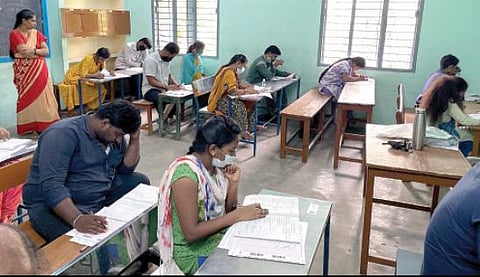 தமிழகம் முழுவதும் டிஎன்பிஎஸ்சி குரூப்-4 தேர்வு நேற்று நடந்தது. எழும்பூர்  பிரசிடென்சி பள்ளியில் தேர்வு எழுத வந்தவர்கள்.படம்: பு.க.பிரவீன்