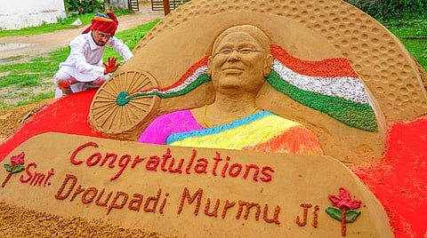 ஒடிசாவின் சந்தாலி பழங்குடியினத்தை சேர்ந்த திரவுபதி முர்மு 15-வது குடியரசுத் தலைவராக இன்று பதவியேற்கிறார். இதை கொண்டாடும்விதமாக அந்த மாநிலத்தின் ரைராங்பூரில் சந்தாலி பழங்குடியின பெண்கள் தங்களது பாரம்பரிய புடவையை அணிந்து நடனமாடினர். படம்: பிடிஐ