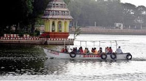 தெப்பக்குளத்தில் நேற்று மீண்டும் படகு சேவை தொடங்கியது. சுற்றுலாப் பயணிகள் உற்சாகமாக படகில் சென்று தெப்பக்குளத்தின் அழகை கண்டு ரசித்தனர். படம்: என்.தங்கரத்தினம்