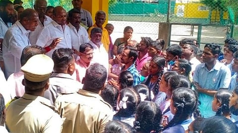“பள்ளியை ஏன் மூடுகிறீர்கள்?” - புதுச்சேரி முதல்வரிடம் நேரடியாக கேள்வி எழுப்பிய மாணவர்கள்