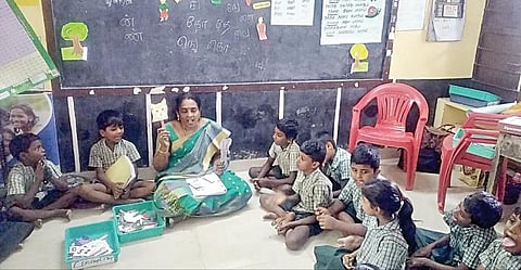 மாறுபட்ட சூழலில் அரசு பள்ளி வகுப்பறைகள்