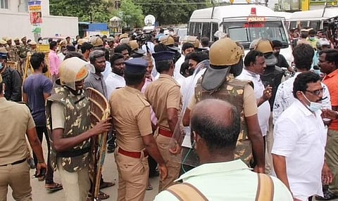 திருவள்ளூர் பள்ளி விடுதியில் தற்கொலை செய்து கொண்ட பிளஸ் 2 மாணவியின் உடல் சொந்த கிராமத்தில் அடக்கம்: 700-க்கும் மேற்பட்ட போலீஸார் குவிப்பு