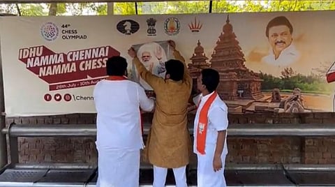 செஸ் ஒலிம்பியாட் விளம்பர பேனர்களில் பிரதமர் மோடி படங்களை ஒட்டிய பாஜகவினர்