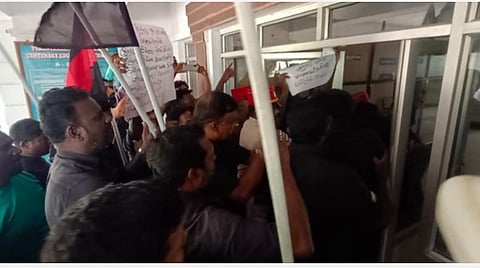 புதுச்சேரி | புத்தகம், சீருடை தராததால் கல்வித்துறை அலுவலகம் முற்றுகை: 4 பெண்கள் உட்பட 50 பேர் கைது