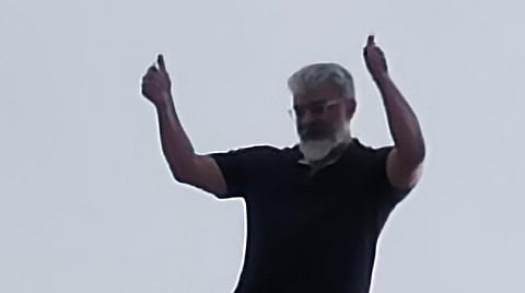 அஜித்தைக் காண திரண்ட ரசிகர்கள்: கையசைத்து உற்சாகமூட்டிய வீடியோ வைரல்
