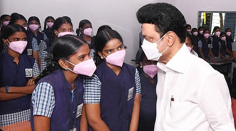 சென்னை, அசோக் நகர் அரசு மகளிர் மேல்நிலைப் பள்ளியில், பள்ளி மாணவர்களுக்கான உளவியல் ஆலோசனை வழங்கும் திட்டத்தை முதல்வர் மு.க.ஸ்டாலின் நேற்று தொடங்கி வைத்து, மாணவிகளுடன் உரையாடினார்.