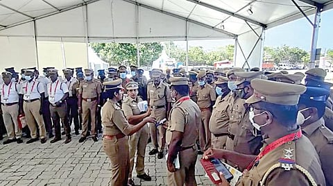 மாமல்லபுரத்தில் செஸ் ஒலிம்பியாட் போட்டி அரங்கம் அருகே அமைக்கப்பட்டுள்ள வாகன நிறுத்துமிடத்தில் போலீஸாரின் பாதுகாப்பு ஏற்பாடுகள் குறித்து டிஐஜி.சத்ய பிரியா ஆய்வு மே ற்கொண்டார்.