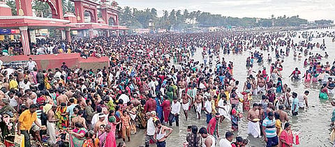 ஸ்ரீரங்கம் அம்மா மண்டபம் காவிரி படித்துறையில் நேற்று தர்ப்பணம் கொடுக்க திரண்ட பொதுமக்கள். படம்: ஜி.ஞானவேல்முருகன்
