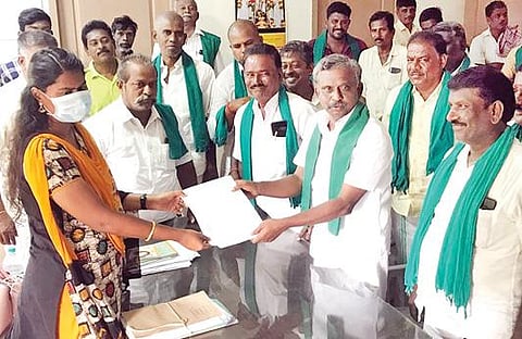 மன்னார்குடி கோட்டாட்சியர் கீர்த்தனாவிடம் பெரியகுடி ஓஎன்ஜிசி எரிவாயு கிணறை மீண்டு இயக்க அனுமதிக்க கூடாது என வலியுறுத்தி நேற்று மனு அளிக்கும் தமிழக காவிரி விவசாயிகள் சங்க பொதுச்செயலாளர் பி.ஆர்.பாண்டியன் உள்ளிட்டோர்.