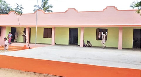 இந்தியன் ஆயில் நிறுவனத்தால் முதலியார்குப்பம் அரசு உயர்நிலைப்பள்ளியில் சீரமைக்கப்பட்டு, வண்ணம் பூசப்பட்ட பள்ளிக் கட்டிடம்.