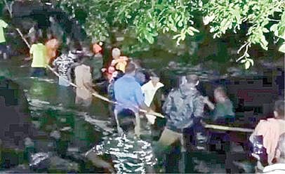 மழையால் சதுரகிரி மலைப் பாதையில் வெள்ளப்பெருக்கு ஏற்பட்ட மாங்கனி ஓடையில் கயிறு கட்டி பக்தர்களை மீட்கும் மீட்புக் குழுவினர்.