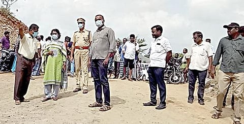 பெரம்பலூர் அருகே கவுள்பாளையத்தில் நேற்று விபத்து நேரிட்ட கல் குவாரியில் ஆய்வு நடத்திய ஆட்சியர் ப.ஸ்ரீ வெங்கடபிரியா.
