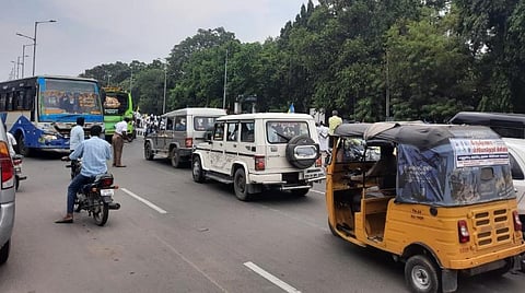 திருவண்ணாமலை கோட்டாட்சியர் அலுவலகம் முன்பு பாமக நடத்திய ஆர்ப்பாட்டம் எதிரொலியாக ரயில்வே மேம்பாலம், சர்வீஸ் சாலையில் போக்குவரத்து பாதிக்கப்பட்டது.  |  படம்: இரா.தினேஷ்குமார்.