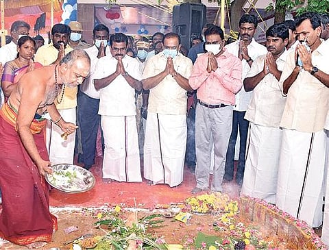 பழநி அருகே தொப்பம்பட்டி ஊராட்சி ஒன்றிய அலுவலகத்தில் புதிய கட்டிடம் கட்டுவதற்கான பூமி பூஜையில் பங்கேற்ற அமைச்சர் அர.சக்கர பாணி. உடன் ப.வேலுச்சாமி எம்.பி., ஆட்சியர் ச.விசாகன் உள்ளிட்டோர்.