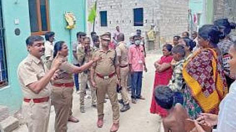 சென்னை திரிசூலத்தில் இந்துசமய அறநிலையத் துறை இடத்தில் வீடுகளை கட்டி குடியிருந்தவர்களுக்கு நோட்டீஸ் வழங்கியும் காலி செய்யாததால் பொருட்களை அதிகாரிகள் நேற்று அகற்றி சீல் வைத்தனர். அப்போது பாதுகாப்பு பணியில் இருந்த போலீஸாரிடம் அப்பகுதி மக்கள் வாக்குவாதத்தில் ஈடுபட்டனர். படம்: எம்.முத்துகணேஷ்