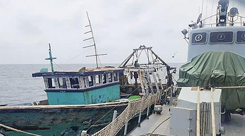 நடுக்கடலில் பழுதான விசைப்படகு: தமிழக மீனவர்களுக்கு உதவிக்கரம் நீட்டிய இலங்கை கடற்படையினர்