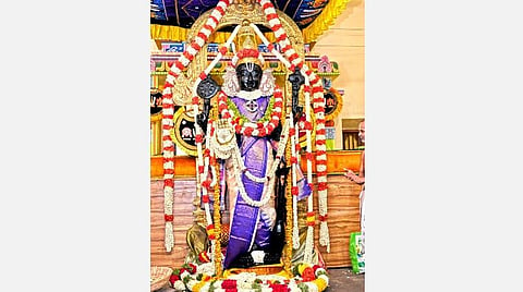 அத்தி வரதர் நின்ற கோலம் முதல் நாள்: காஞ்சிபுரம் வரதராஜப் பெருமாள் கோயிலில் நின்ற கோலத்தில் காட்சி அளித்த அத்திவரதர்