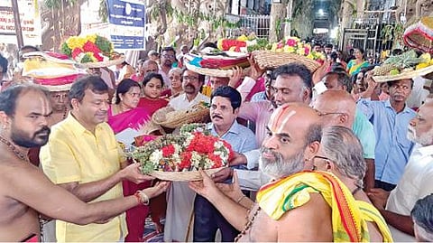ஆடிப்பூரத் திருவிழாவில் ஆண்டாளுக்கு சாற்றுவதற்காக ரங்கம் ரங்கநாதர் உடுத்திய பட்டு வஸ்திரம், மாலையை கோயில் நிர்வாகத்திடம் ஒப்படைத்த  ரங்கம் கோயில் பட்டாச்சாரியார்கள்.