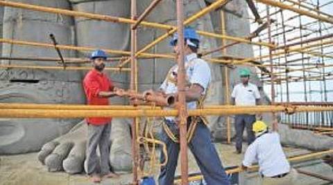 கன்னியாகுமரியில்  திருவள்ளுவர் சிலைக்கு இரும்பு சாரம் அமைப்பதற்கான இறுதிக்கட்ட பணியில் ஈடுபட்டுள்ள பொறியாளர்கள். (வலது) திருவள்ளுவர் சிலைக்கு ரசாயன கலவை பூசுவதற்காக இரும்பு சாரம் அமைக்கப்பட்டுள்ளது.