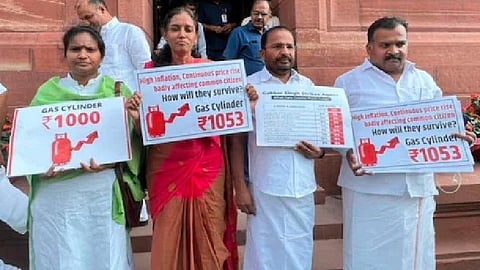 காங். எம்.பி.க்கள் 4 பேரின் சஸ்பெண்ட் வாபஸ்; சஞ்சய் ரவுத் கைது விவகாரத்தில் மாநிலங்களவை முடக்கம்