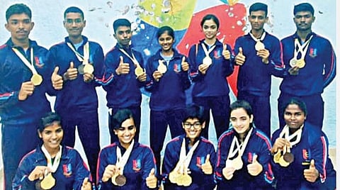 திருச்சியில் நடைபெற்ற துப்பாக்கி சுடும் போட்டியில் பதக்கம் பெற்ற என்சிசி வீரர்கள், வீராங்கனைகள்.