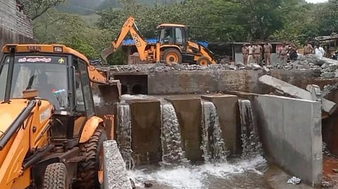 மேற்குத் தொடர்ச்சி மலைப் பகுதியில் தனியாரின் செயற்கை அருவிகள் அகற்றம்
